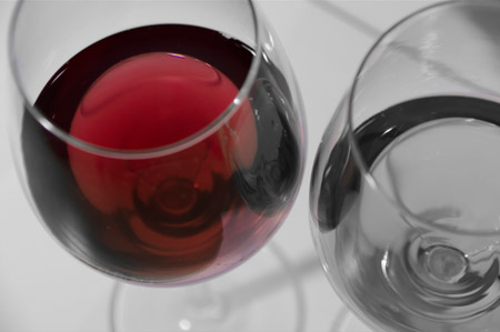 ¿Porque el tiempo de guarda de un vino tinto difiere tanto del de uno blanco?